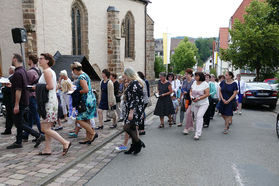 Fronleichnamsprozession durch die Straßen von Naumburg (Foto: Karl-Franz Thiede)